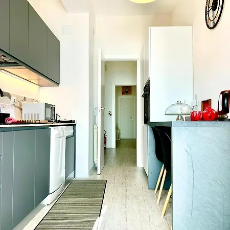 Spacious In With Sea View And Balconies Apartment *