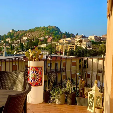 Spacious In With Sea View And Balconies Daire Taormina